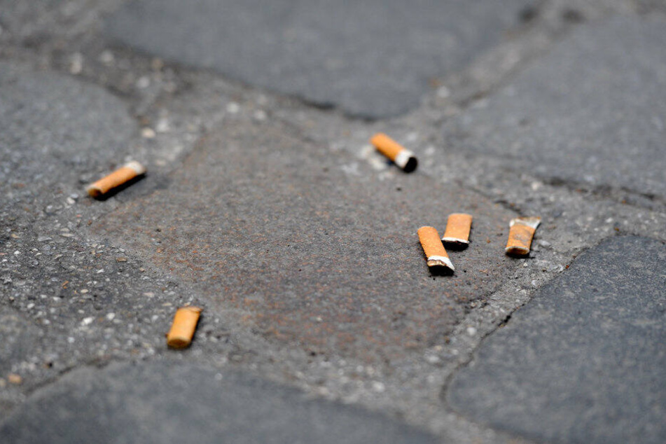 Das Wegwerfen von Zigarettenkippen kann am 1.September teuer werden. (Symbolbild)