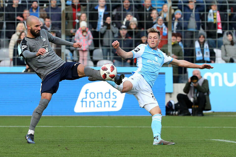 Nico Antonitsch (l., gegen den Münchner Marius Willsch) fordert für die kommenden Spiele deutlich mehr offensive Aktionen seines Teams als zuletzt.