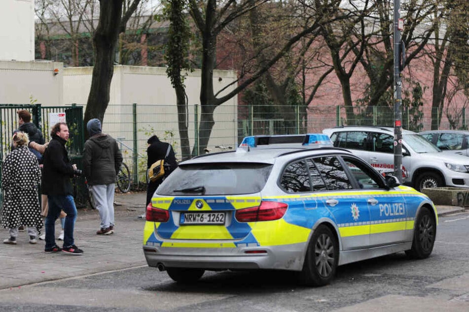Eine Polizeistreife fährt am im März 2016 vor dem Humboldt-Gymnasium in Köln entlang.