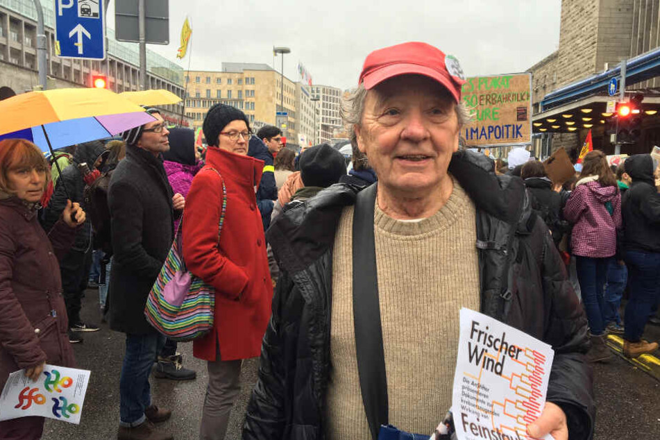 Peter Grohmann verteilt Flyer auf der Demo.