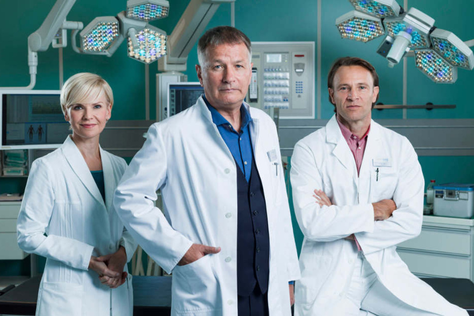Einmal neben den Sachsenklinik-Stars spielen: Dr. Roland Heilmann (Thomas Rühmann), Dr. Kathrin Globisch (Andrea Kathrin Loewig), Dr. Martin Stein (Bernhard Bettermann) freuen sich auf neue Komparsen.