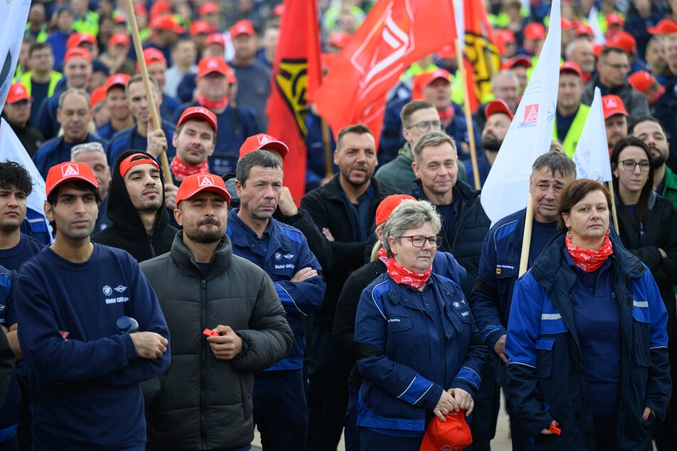 Beschäftige des BMW-Werks Leipzig beteiligen sich an einem Warnstreik der IG Metall.