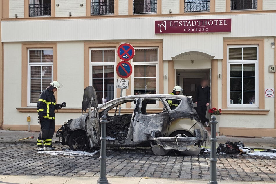 Am Dienstag ist ein Auto vor einem Hamburger Hotel in Brand geraten.
