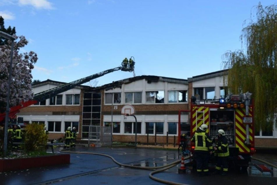 Bei dem Brand einer Gesamtschule in Hennef entstand ein Schaden in Millionenhöhe.