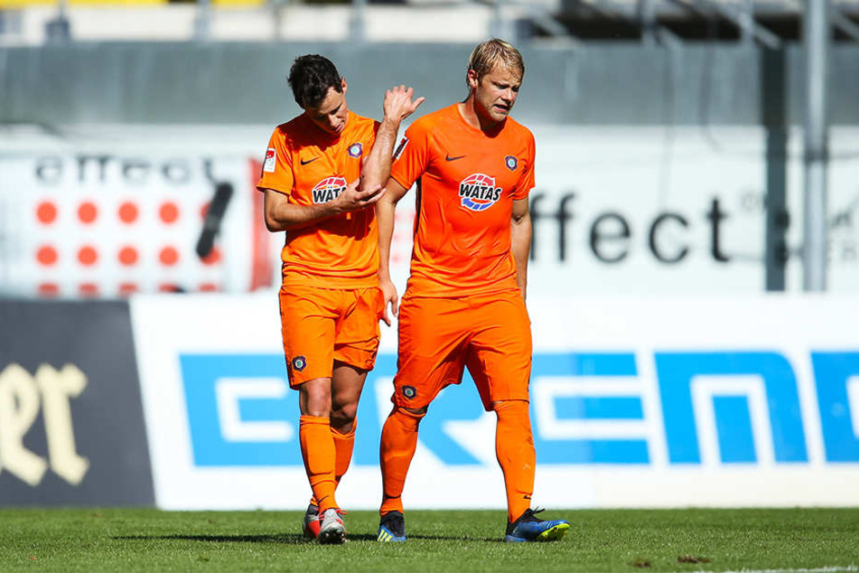 Aues Jan Hochscheidt (r.) und Robert Herrmann (l.) waren nach der 0:1-Niederlage in Paderborn geknickt.