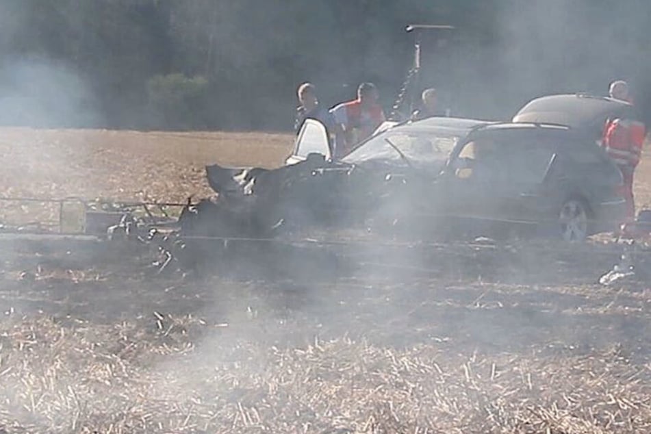 Der Kombi war gegen den Strommast gekracht, der dadurch umfiel um und das Feuer auslöste.