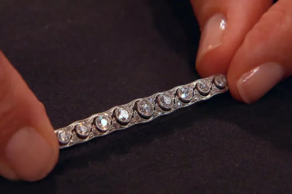 Die mit Diamanten besetzte Stabbrosche aus 585er-Gold wurde zwischen 1910 und 1915 gefertigt.