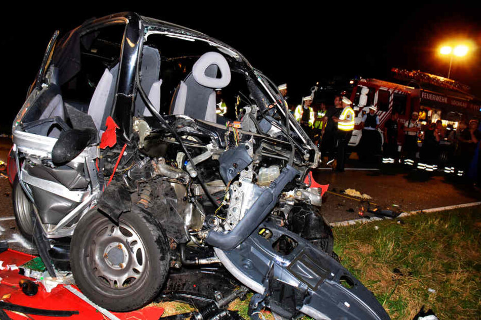 Die beiden Autos stießen auf einer Landstraße frontal ineinander.