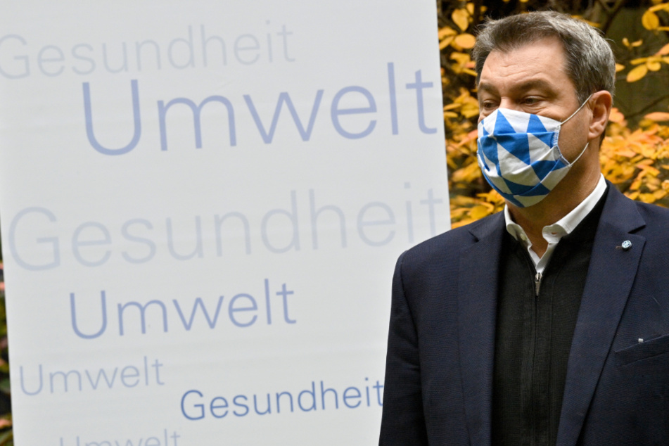 München: Markus Söder (CSU), Ministerpräsident von Bayern, gibt nach einem Rundgang durch das Referat für Gesundheit und Umwelt ein Statement im Innenhof.