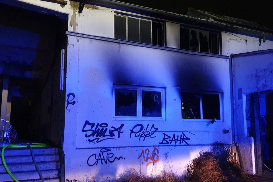 Im Dürener Gewerbegebiet: Feuer in leerstehendem Gebäude!