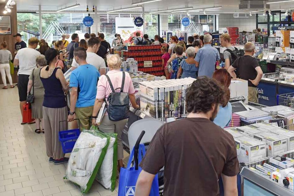Großer Ansturm auch im Innenraum. Mit dem Kassenzettel konnte man noch einmal gewinnen.