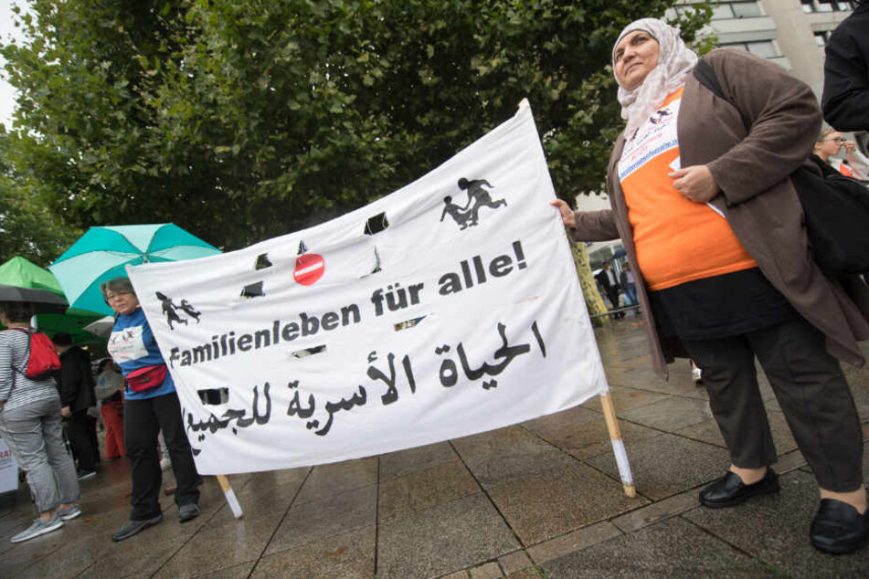Die Forderung dieser beiden Frauen ist klar: "Familienleben für alle".