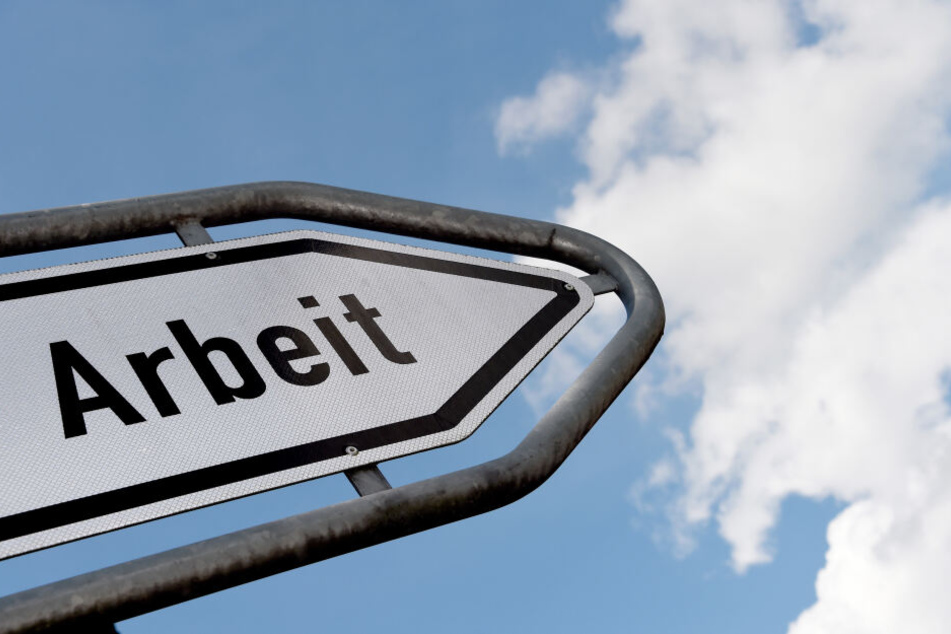 Das Wort "Arbeit" ist auf einem Schild vor dem Gebäude der Agentur für Arbeit zu sehen. (Symbolbild)