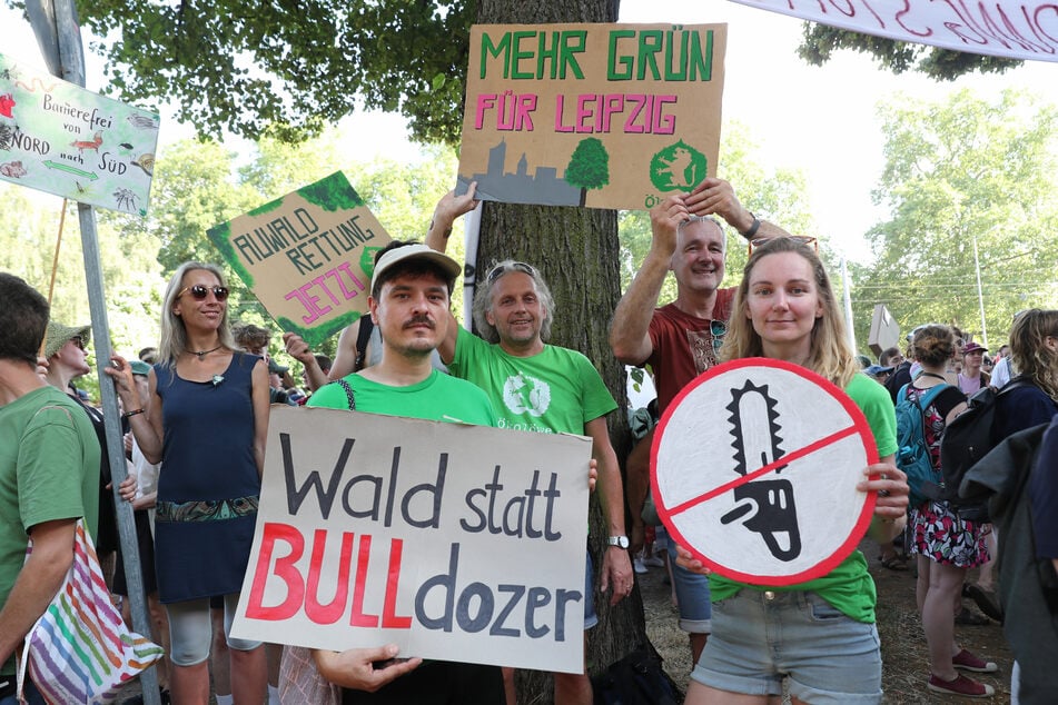 Rund 2000 Menschen protestierten gegen die geplante Rodung.
