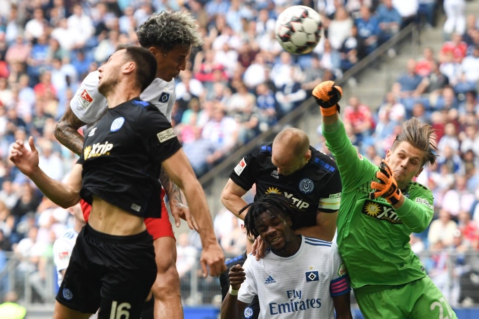 Am 19. Mai 2019 stand Mesenhöler (r.) für den MSV Duisburg das letzte Mal in der 2. Bundesliga im Kasten. Damals hieß es gegen den HSV 0:3. (Archivfoto)