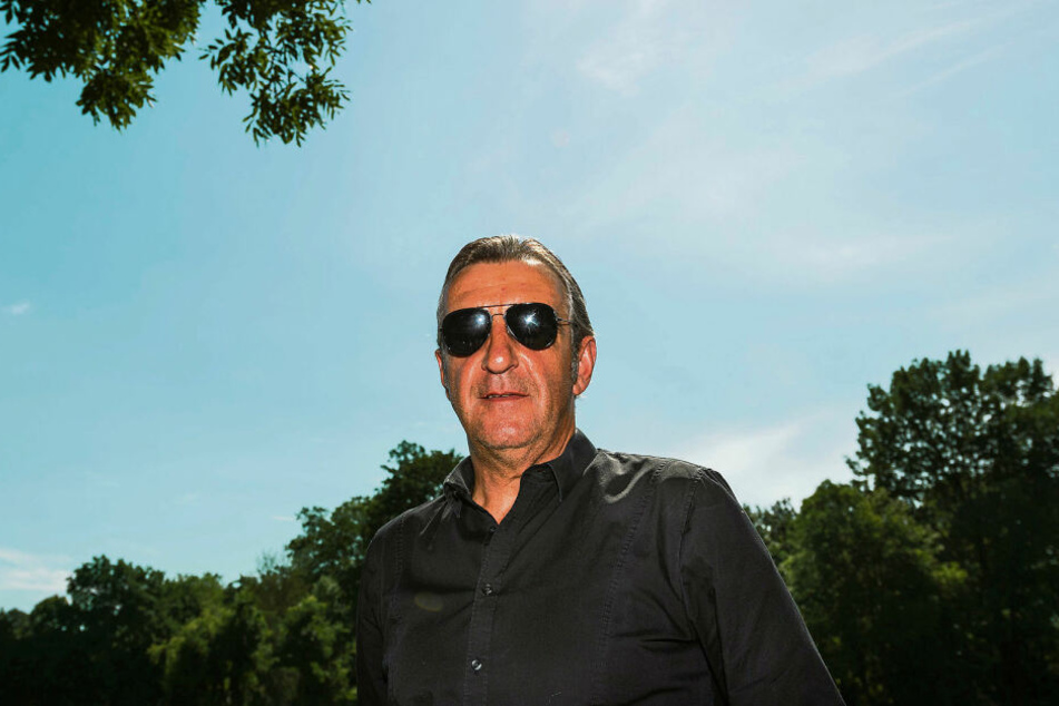 Cool, abgezockt, stylisch: Dynamo-Sportgeschäftsführer Ralf Minge beim Trainingsauftakt im Großen Garten. Die Coolness ist gerade beim Transferpoker gefragt.