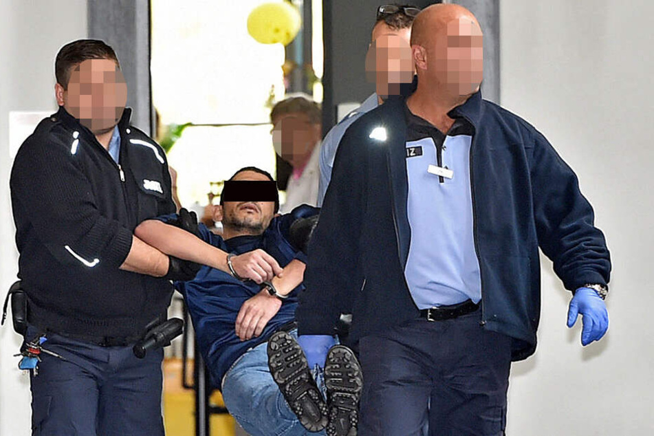 Rami A. (33) wurde zum Prozessauftakt in den Saal geschleppt. Inzwischen ist klar: Der Mann leidet offenbar an Stupor (seelische Erstarrung).