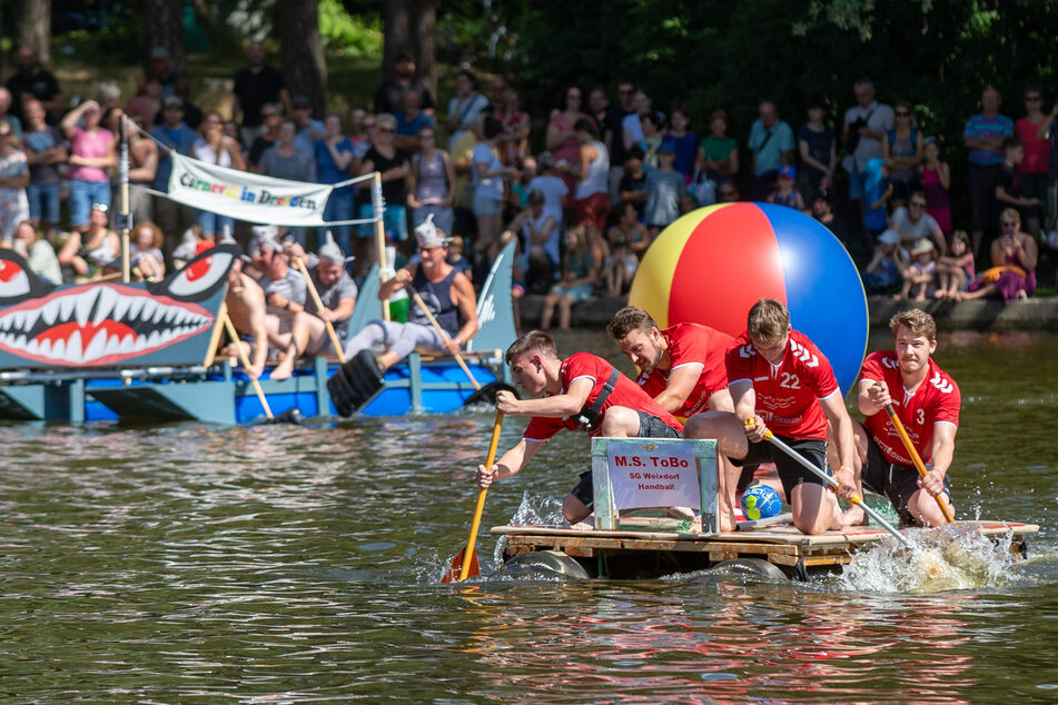 Die Baywatch-Truppe vom Karnevalsverein Langebrück "schaufelte" sich durchs Wasser.