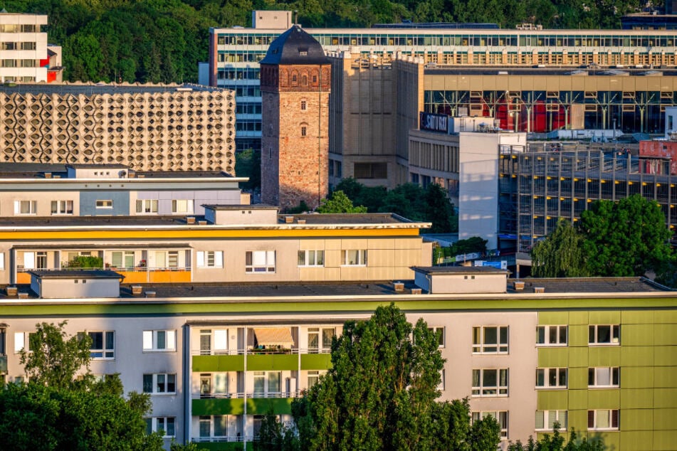 Der Rote Turm wacht über die City - und bald vielleicht auch über deutlich höhere Abgaben: Die Zweitwohnungssteuer soll verdoppelt werden.