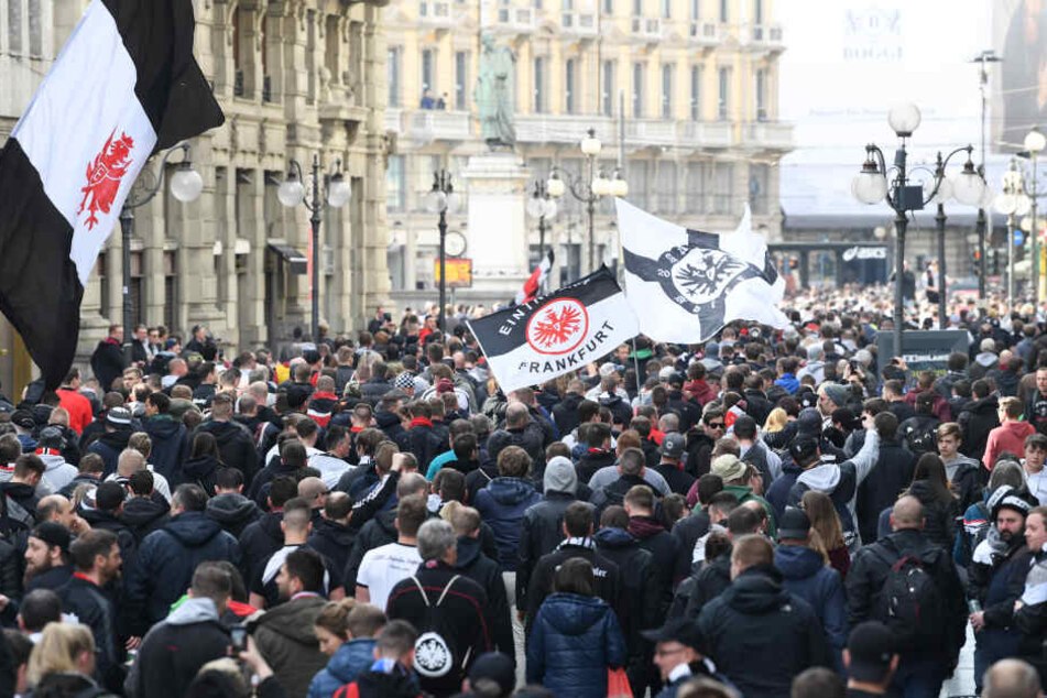 Die Eintracht-Anhänger starteten gegen 16 Uhr ihren Fanmarsch zum Stadion.