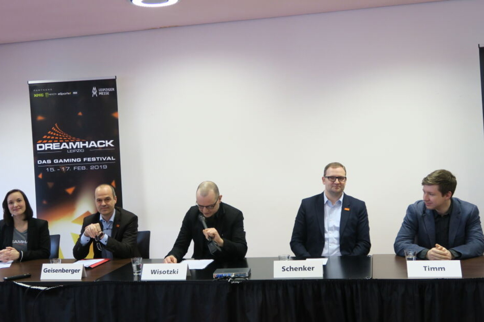 Am Mittwoch präsentierten Stephanie Scholz, Markus Geisenberg (2.v.l.), Robert Schenker (2.v.r.) und Christoph Timm (rechts), EMEA Client Manager des E-Sport-Teams Team Liquid, die Neuerungen für die Dreamhack Leipzig 2019. Moderiert wurde das Ganze von F