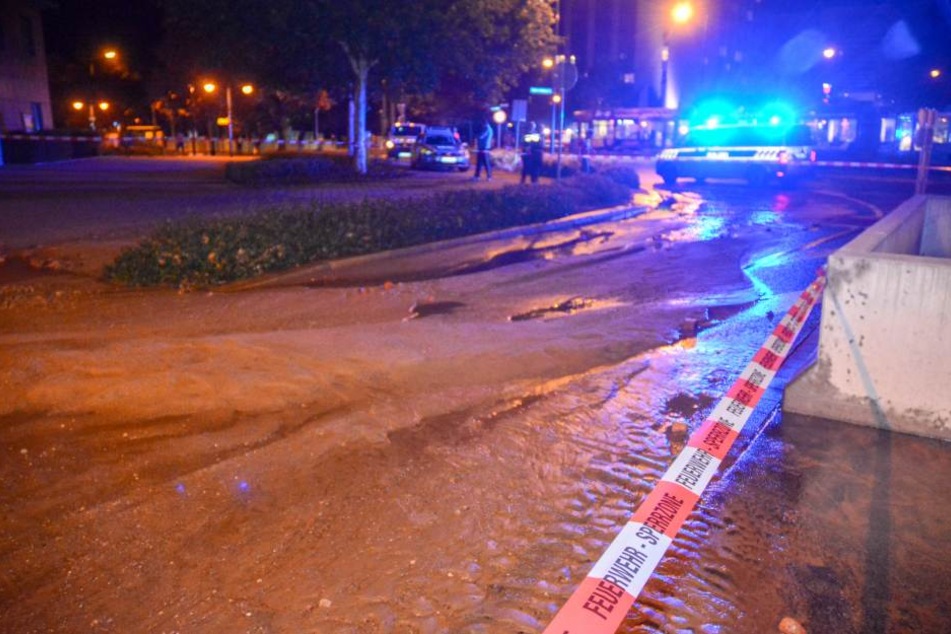Durch den Bruch war zudem Bodenmaterial nach oben befördert worden, das sich später als Schlamm auf den Straßen abgelagert hatte.