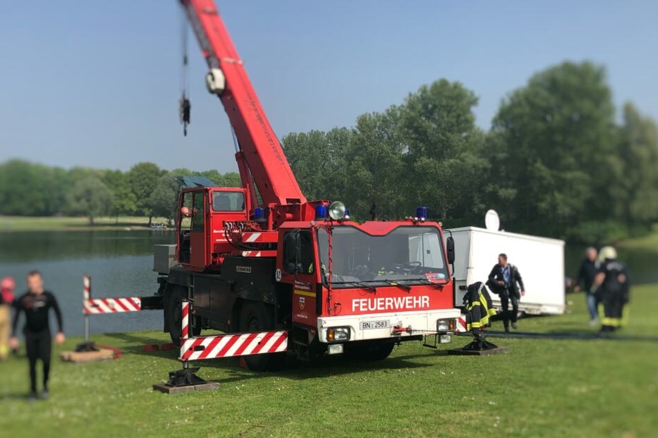 Mit einem Kran konnte der Bierwagen aus der Rheinaue gezogen werden.