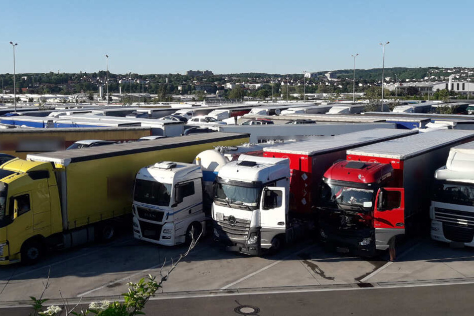 Lkw stehen auf dem Rastplatz Kraichgau-Süd auf der A6.