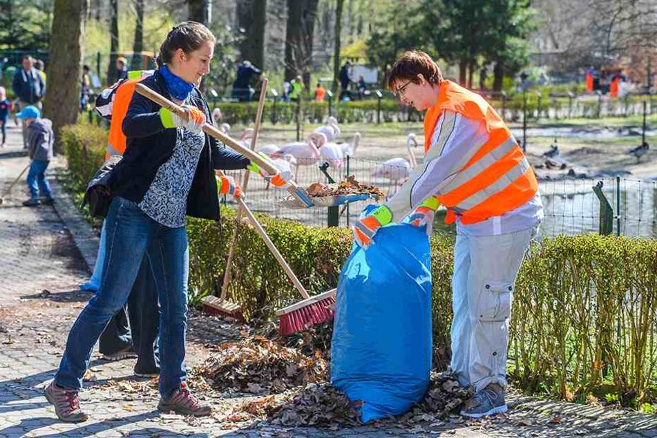 Hand in Hand: An der Flamingo-Anlage bilden Sandra Mehnert (39, l.) und Claudia Göldner (35) ein Team.