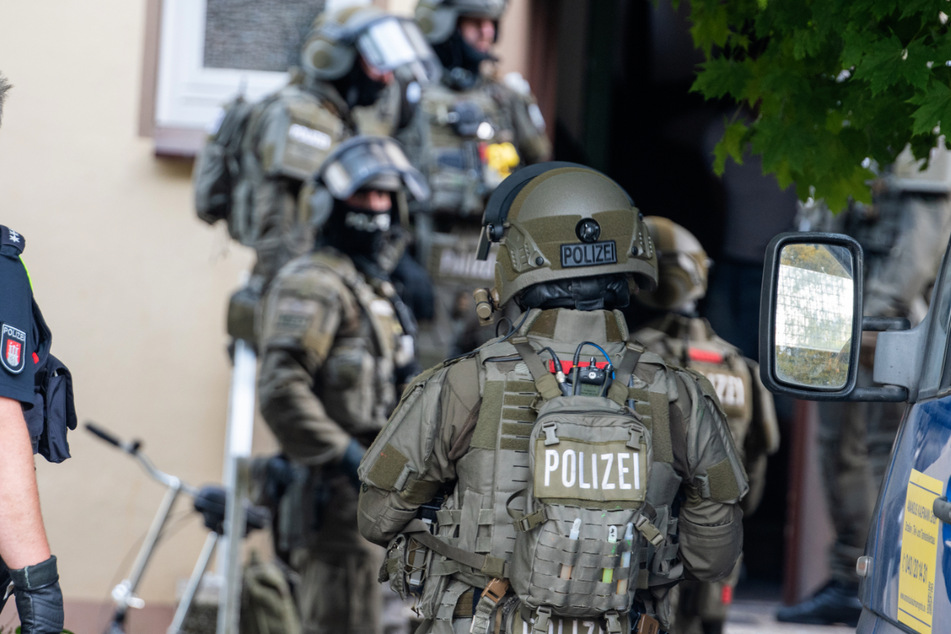 Schwer bewaffnete SEK-Beamte sichern den Einsatz in Rahlstedt.