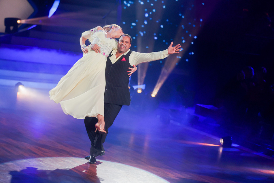 Ailton, ehemaliger Fußballer, und Isabel Edvardsson, Profitänzerin, tanzen in der RTL-Tanzshow "Let's Dance" im Coloneum.