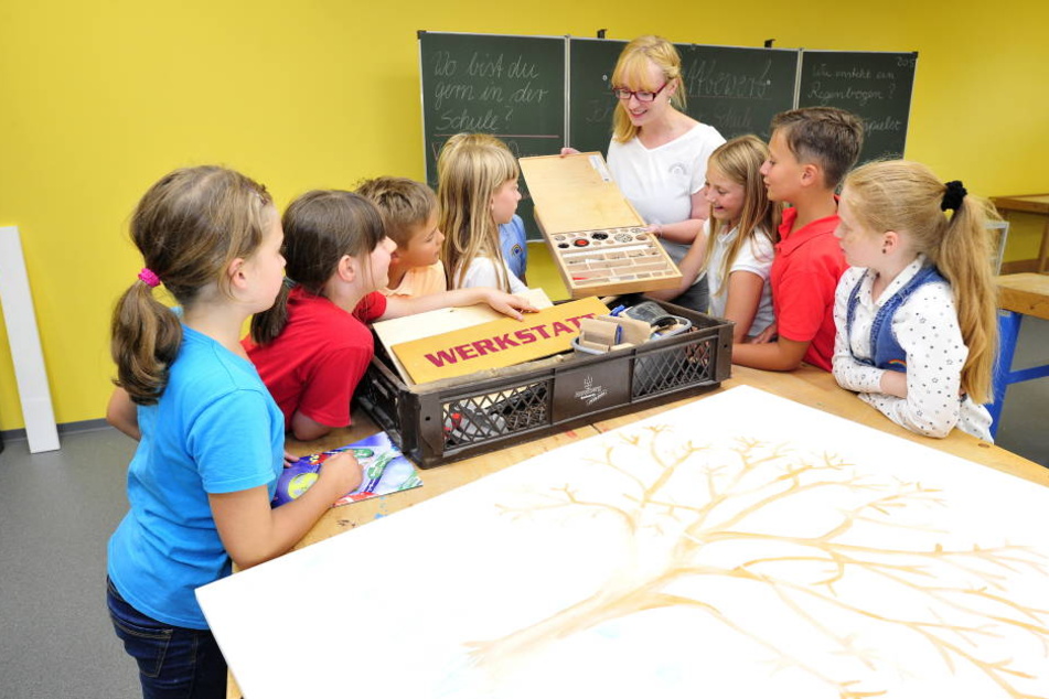 Meike Heublein (27) präsentiert ihrer Klasse am Gymnasium das neu gestaltete
Werk-, Kunst- und Technikkabinett.
Fotos: Sven Gleisberg