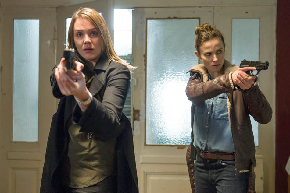 Die Ermittlerinnen Henni Sieland (l, AlwaraHöfels) und Karin Gorniak (Karin Hanczewski) in einer Szene des Tatorts "Wer jetzt allein ist". Der "Tatort" wurde am 21.05.2018 ausgestrahlt.