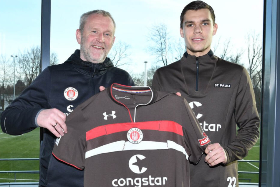 Sportchef Uwe Stöver (links) stellt Neuzugang Justin Hoogma vor.