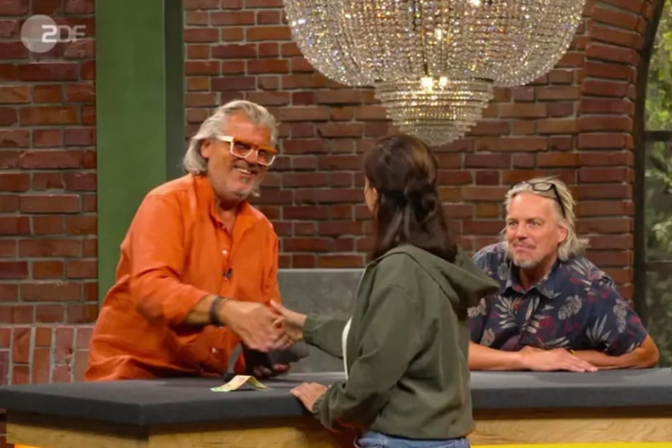 Händler Roman Runkel (65, l.) erhält den Zuschlag für 250 Euro. Sein Kollege Jos van Katwijk (59) schaut in die Röhre.