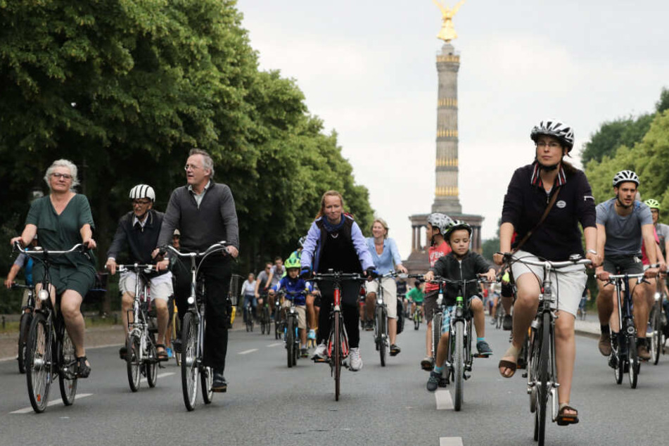 Radfahrer nehmen an der ADFC-Fahrrad-Sternfahrt teil.