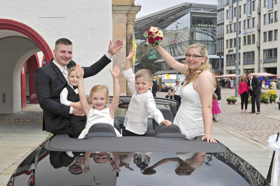 Weil der 18.8.18 gut klingt: Susann (31, r.) und Martin Böhm (30, l.) mit ihren drei Kindern im Cabrio vor dem Rathaus.