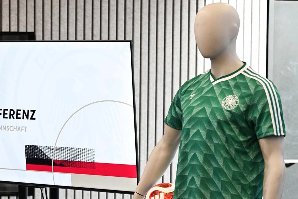 In diesem neu aufgelegten Retro-Trikot von Adidas wird Deutschland in der anstehenden Länderspielpause kicken. Danach erscheint aber noch ein neues Shirt.