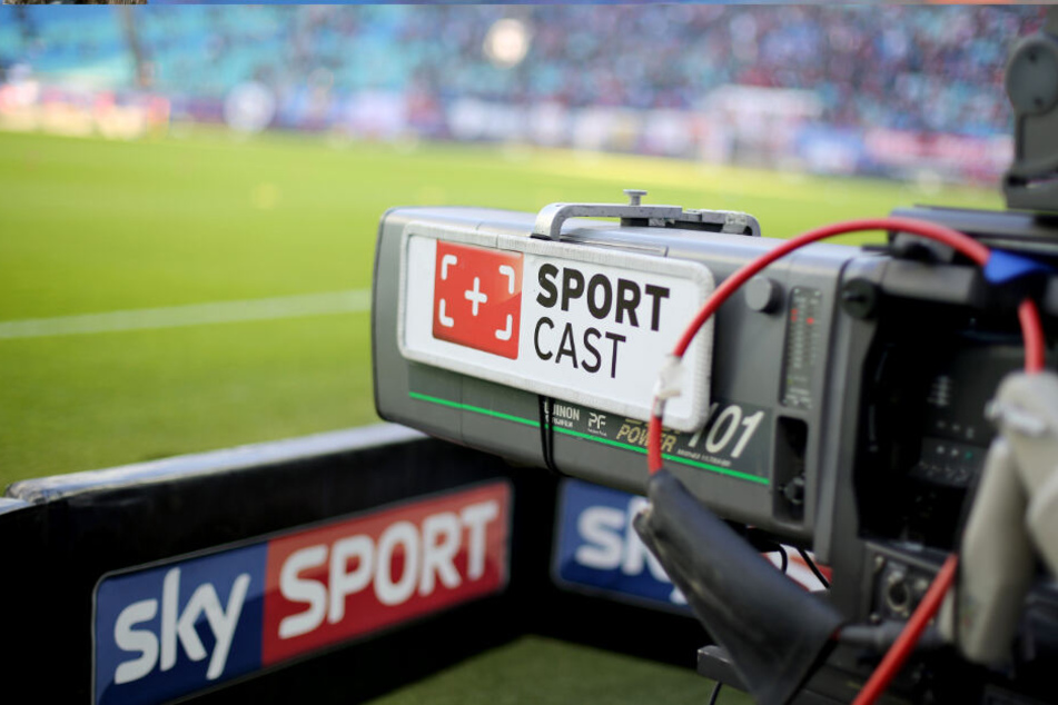 Die Fußball-Bundesliga wird in der kommenden Saison auch wieder vom Pay-TV-Sender Sky übertragen.