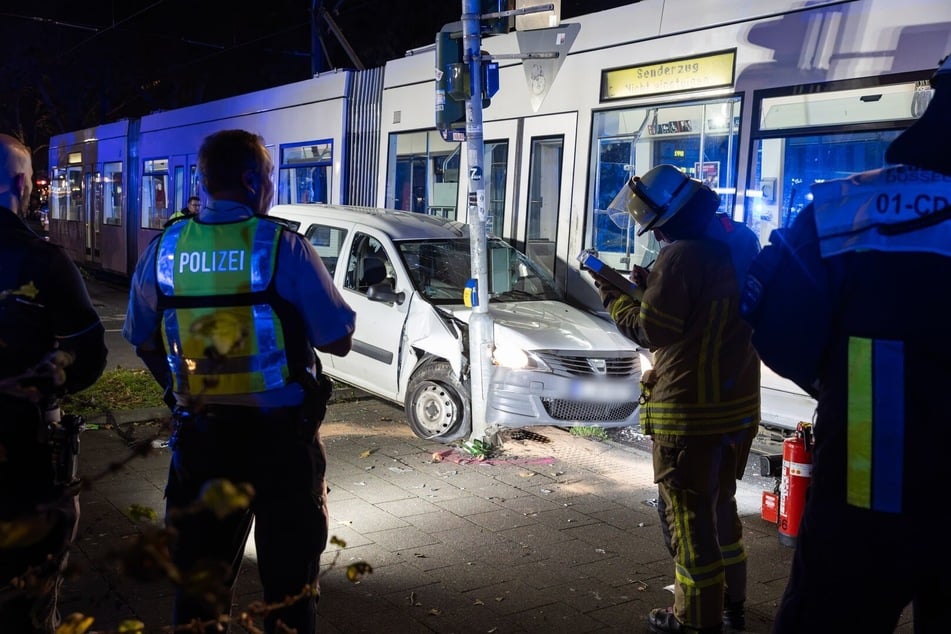 Der Fahrer des Autos wurde bei dem Unfall schwer verletzt und in ein Krankenhaus gebracht.