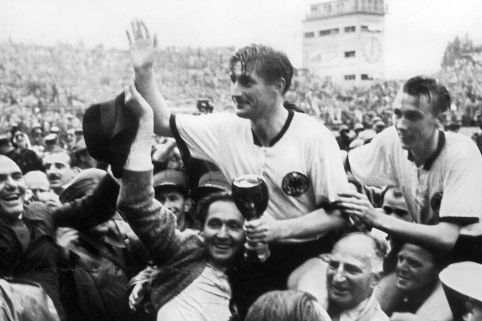 1954 wurde Deutschland Fußball-Weltmeister - auf Schultern getragen: Kapitän Fritz Walter (l.) und Horst Eckel (r.).
