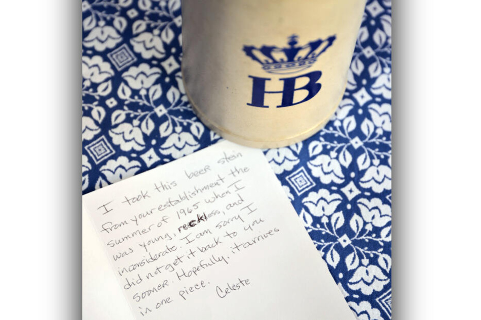 Ein Bierkrug vom Hofbräuhaus und ein Brief der Amerikanerin Celeste Sweeney liegen im Hofbräuhaus auf einem Tisch.