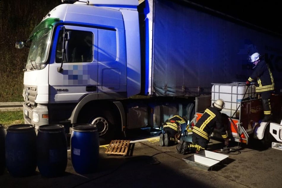 Nach dem Unfall musste die Feuerwehr mehrere hundert Liter Diesel aus dem LKW pumpen.