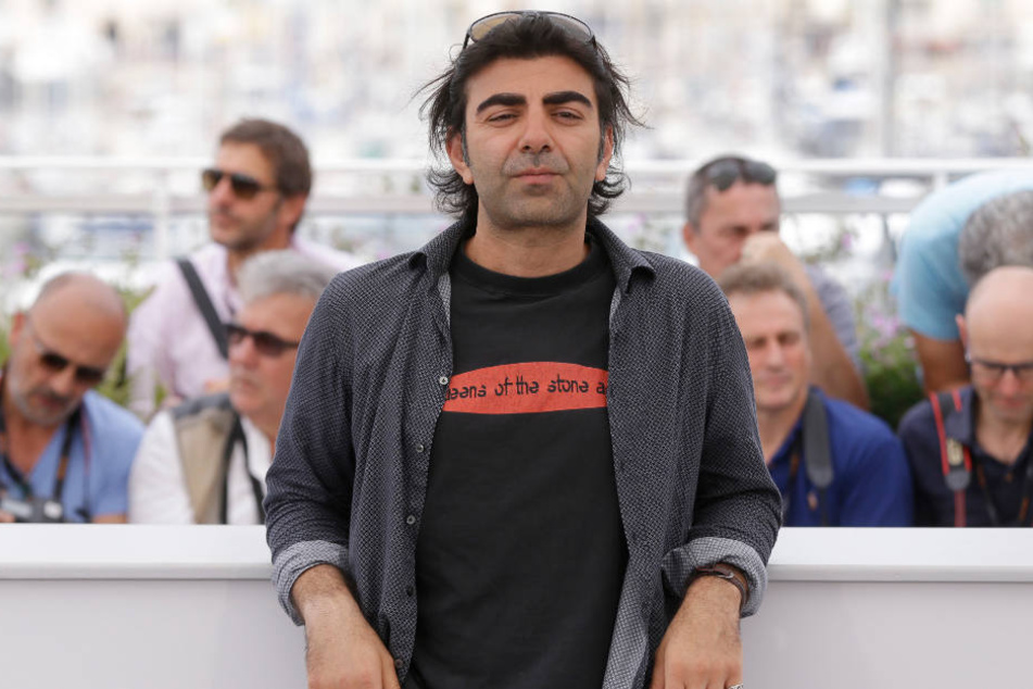 Fatih Akin posiert lässig bei den Filmfestspielen in Cannes (Archivbild).