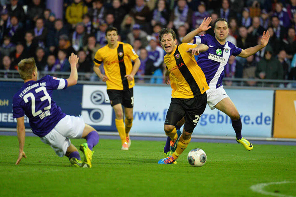 Rico Benatelli (r.) am Gründonnerstag im Veilchen-Trikot. Hier kämpft er gegen Robert Koch um den Ball. Aue siegte 2:0, "Bena" bereitete das 1:0 vor.