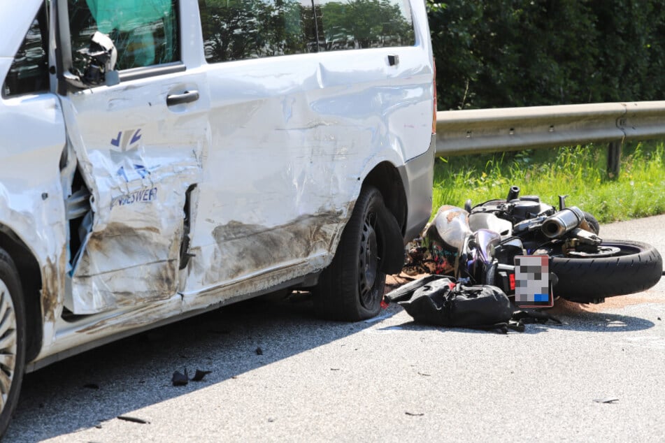 Fahrzeug der Bundeswehr involviert: Bikerin stirbt bei Unfall auf Bundesstraße