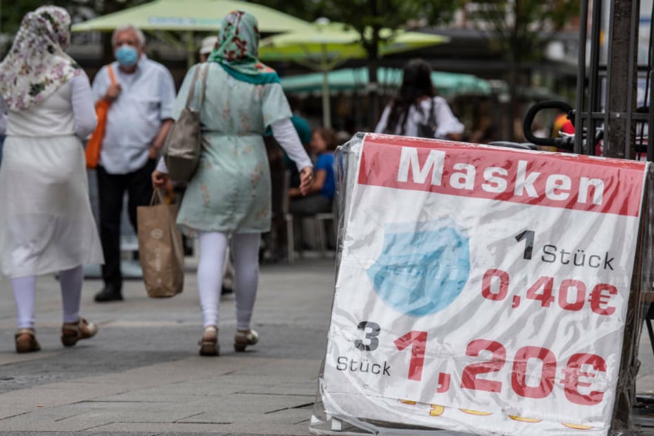 Auf ein Masken-Sonderangebot macht ein Schild in der Fußgängerzone von Offenbach aufmerksam. Die Stadt hat momentan mit Besorgnis erregenden Zahlen von Corona-Neuinfektionen zu kämpfen.
