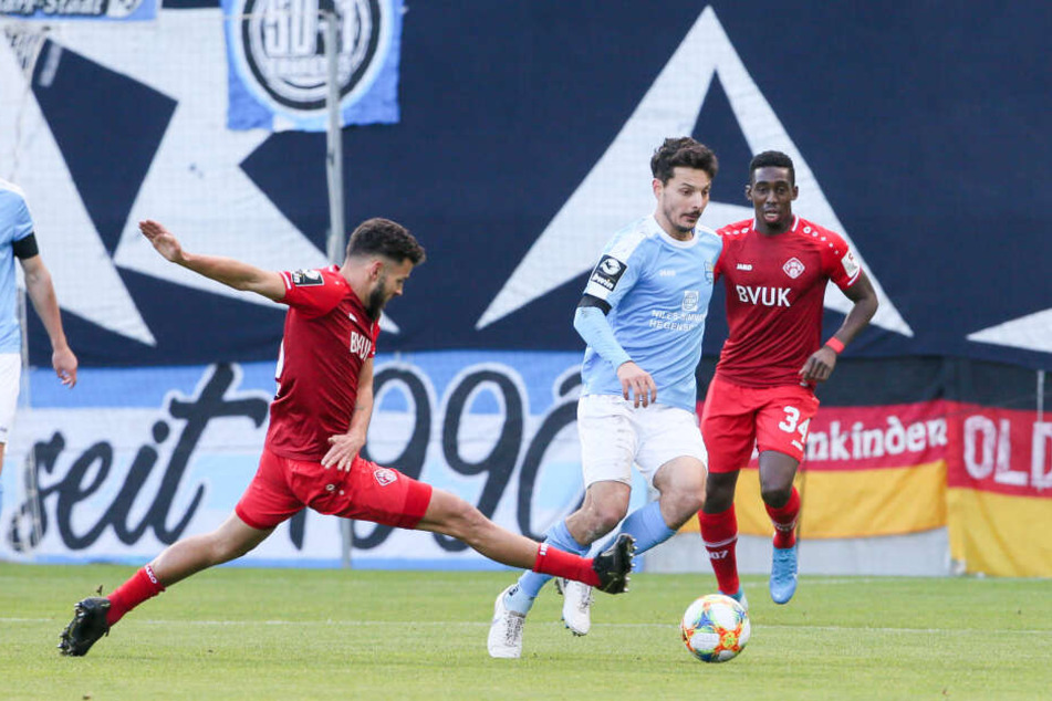 Dave Gnaase (Würzburg) und CFC-Stürmer Philipp Hosiner im Zweikampf.