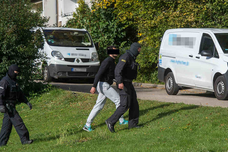 Mehrere Personen wurden vorläufig festgenommen.