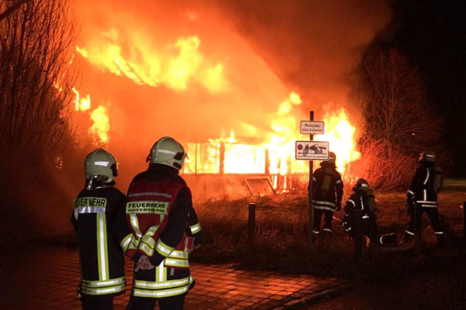 Die Feuerwehr lässt das Gebäude nun kontrolliert abbrennen.